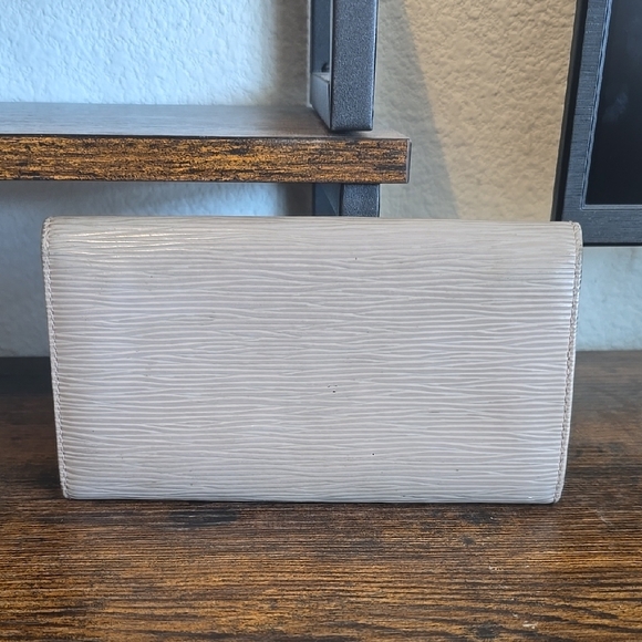 LV Epi Sarah Wallet - Picture 4 of 15